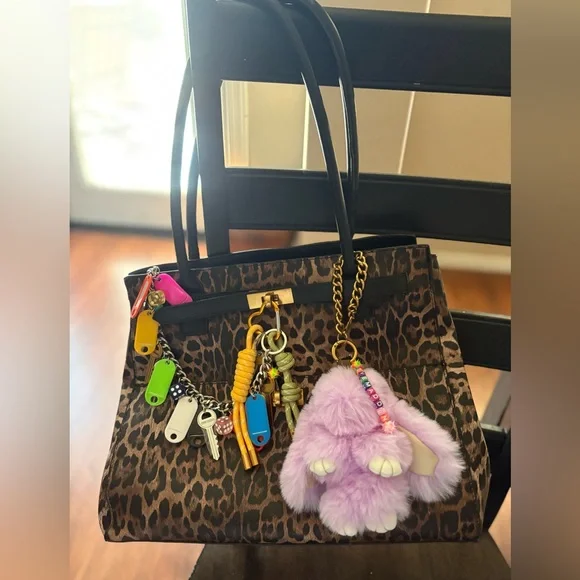 Steve Madden Large Leilani Tote with Charms New w dust bag - Picture 3 of 3